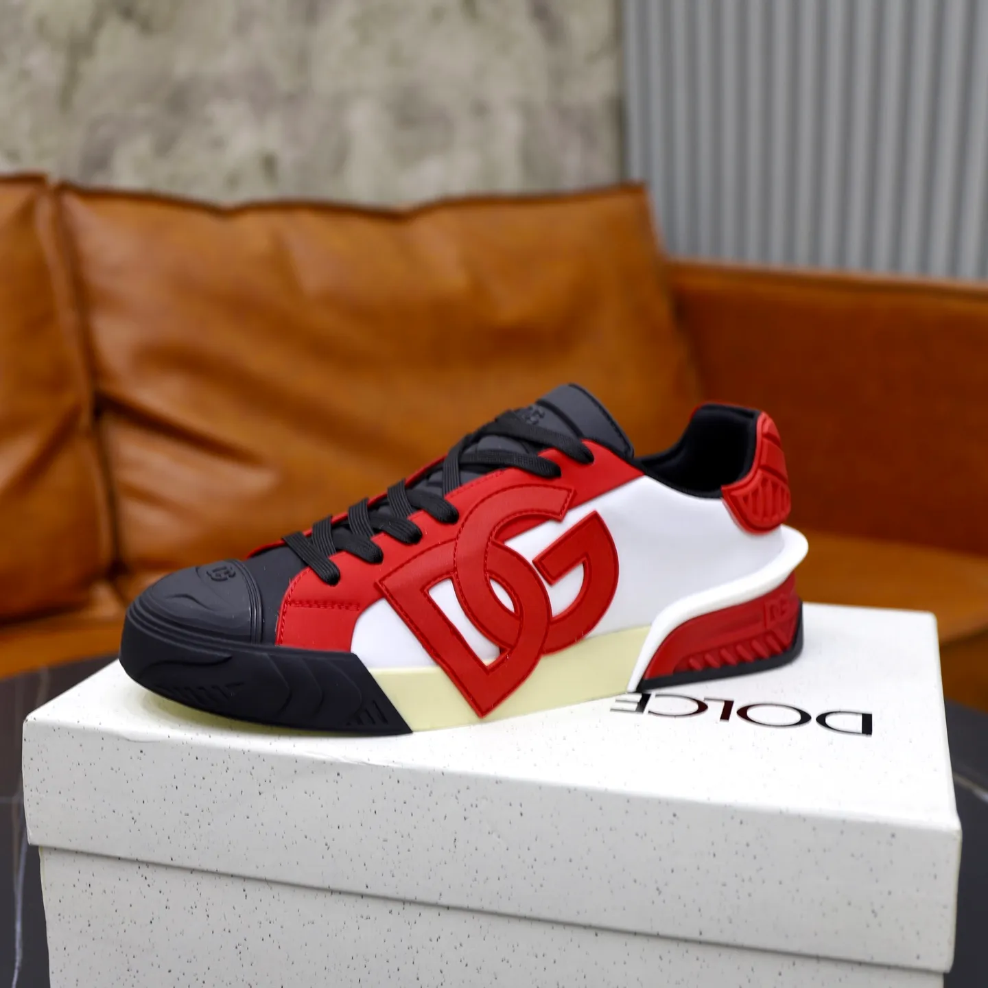 Ex-factory price: 600💰••New products••Dolce&Gabbana••DG✔️High-end men's sports•casual shoes. Original goods from top counters. Original imported multiple material splicing design ➕Original outsole.  Size: 38-44 (45, 46 customized)